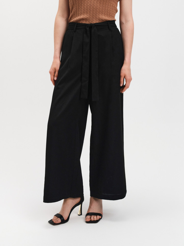 Czarne spodnie tkaninowe z szeroką nogawką 