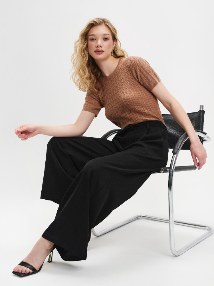 Czarne spodnie tkaninowe z szeroką nogawką 