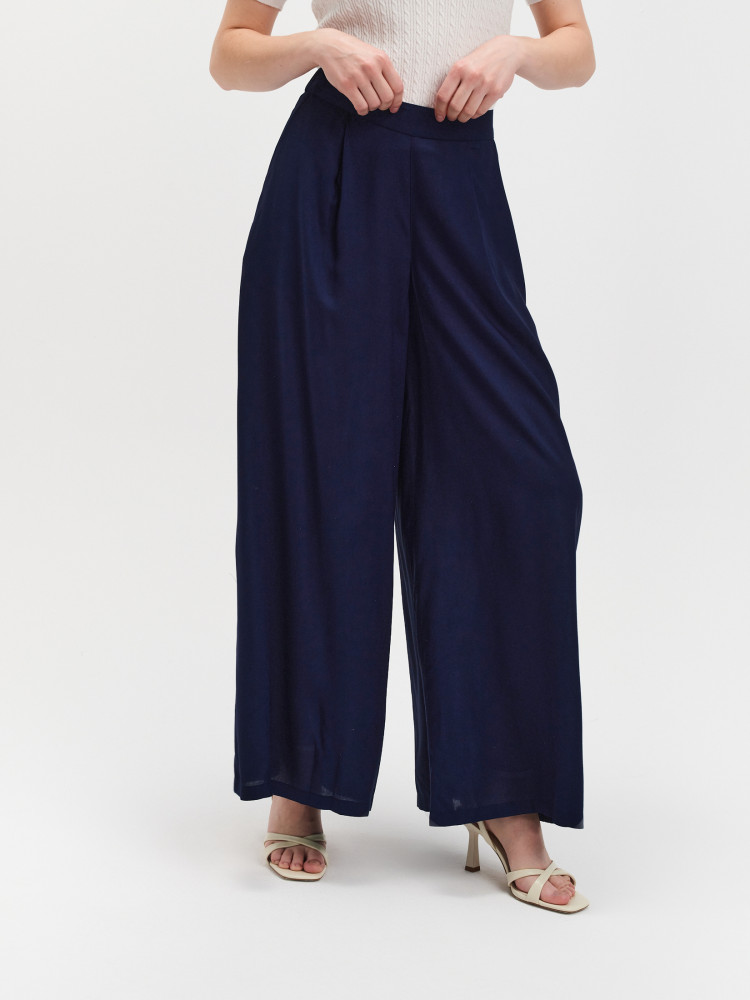 Granatowe spodnie z szeroką nogawką 