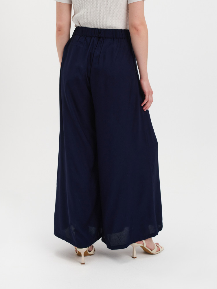 Granatowe spodnie z szeroką nogawką 