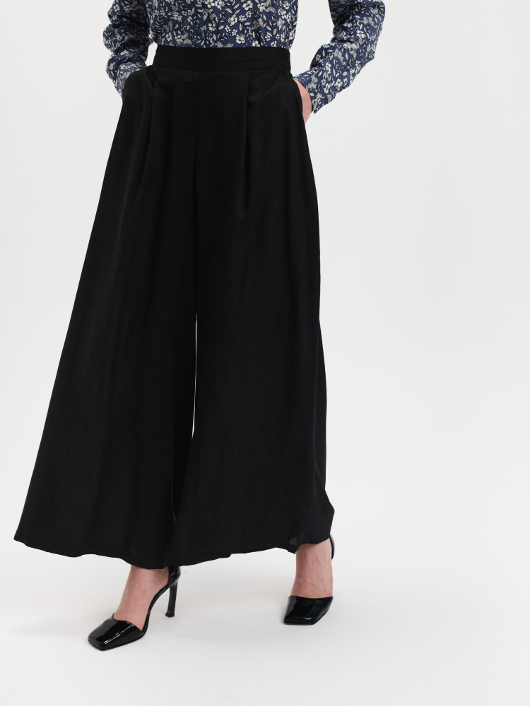 Spodnie z szeroką nogawką w kolorze czarnym 