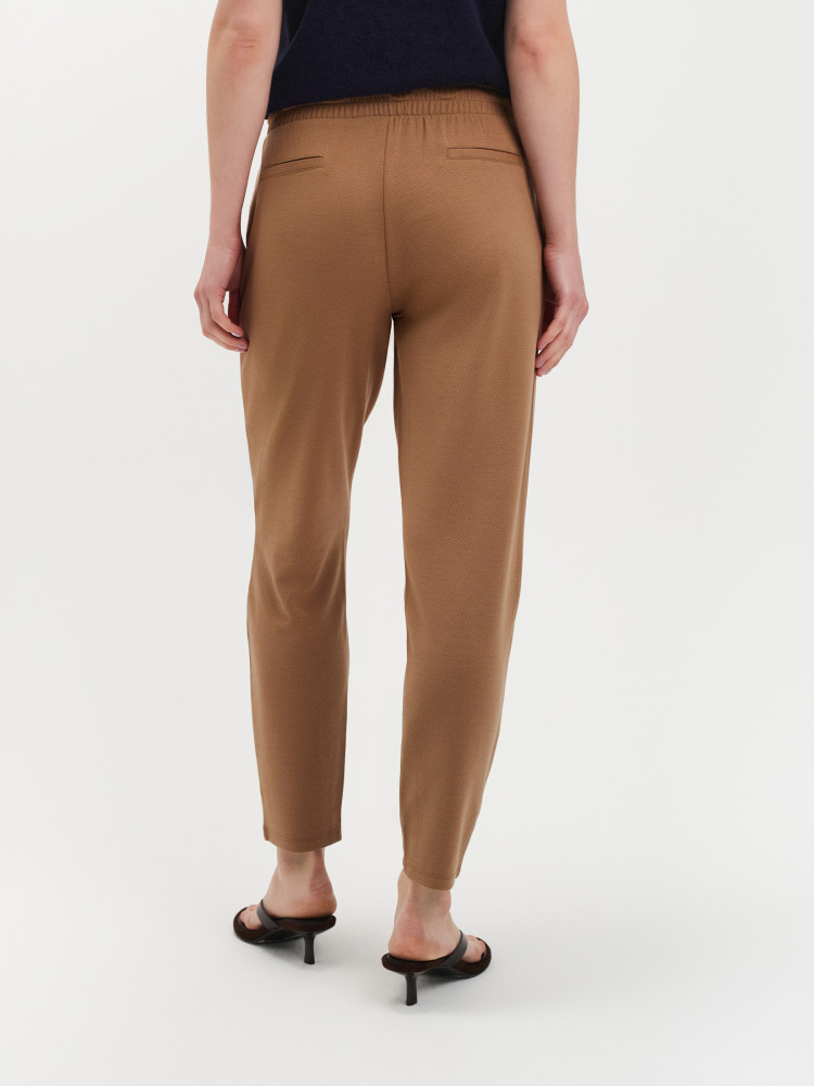 Ciemnobeżowe spodnie typu jogger 