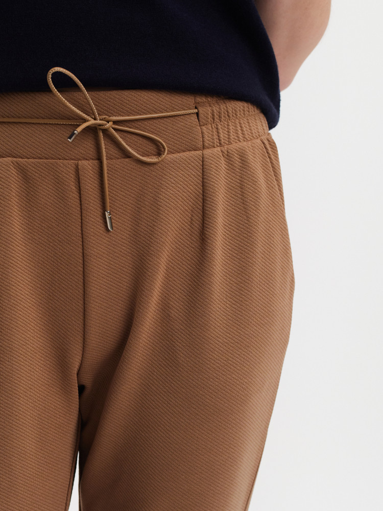 Ciemnobeżowe spodnie typu jogger 