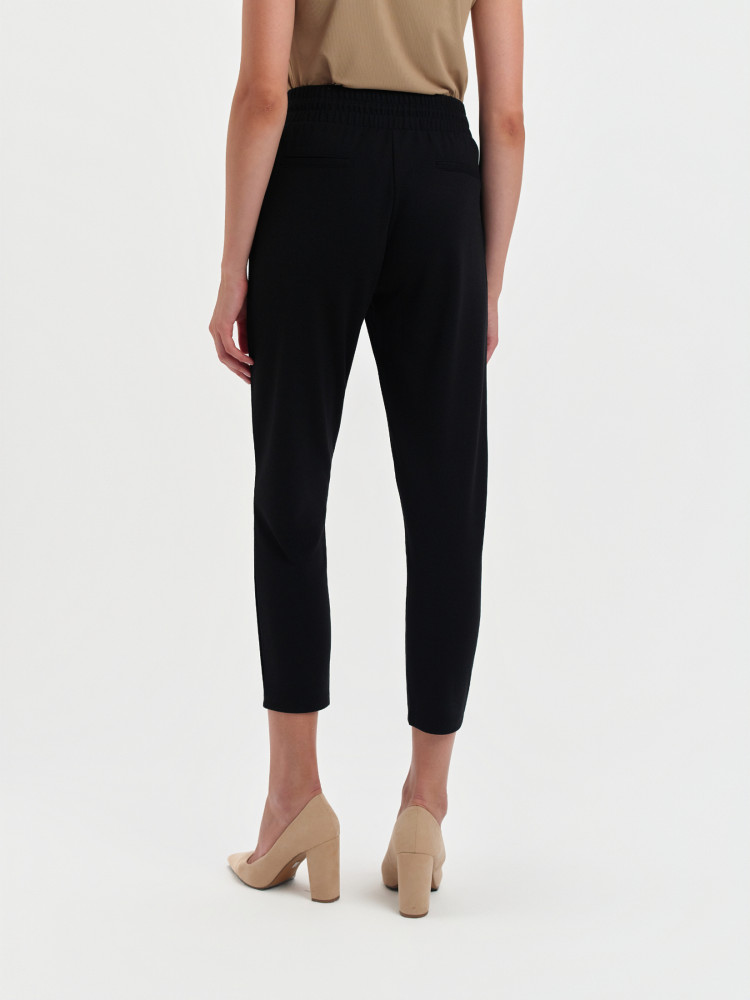 Czarne spodnie typu jogger 