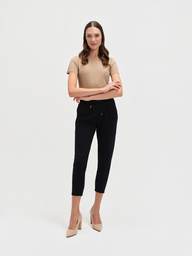 Czarne spodnie typu jogger 