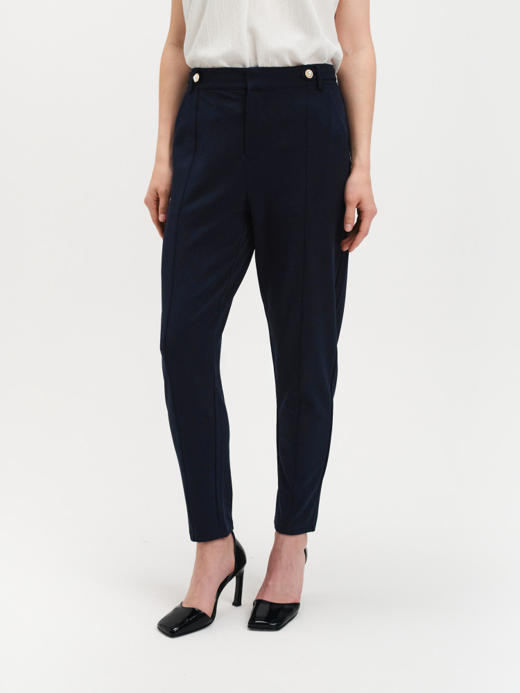 Granatowe spodnie typu cygaretki 