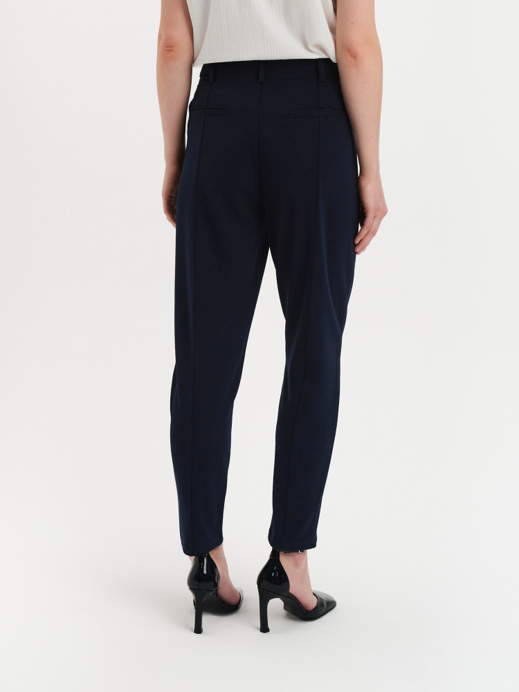 Granatowe spodnie typu cygaretki 