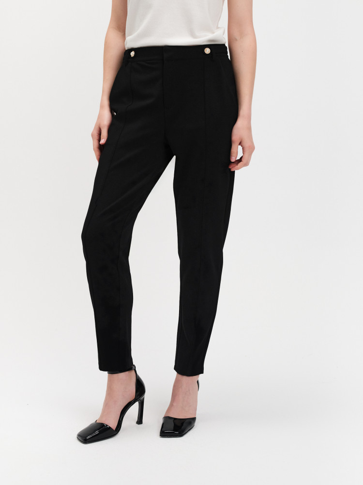 Czarne spodnie typu cygaretki 
