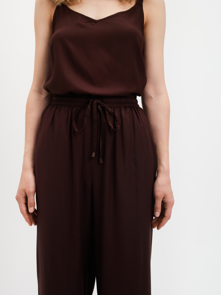 Ciemnobrązowe spodnie tkaninowe  Ciemnobrązowe spodnie tkaninowe