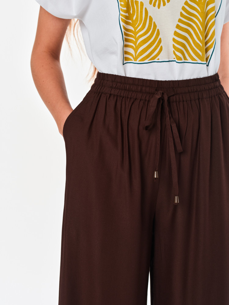 Ciemnobrązowe spodnie tkaninowe  Ciemnobrązowe spodnie tkaninowe