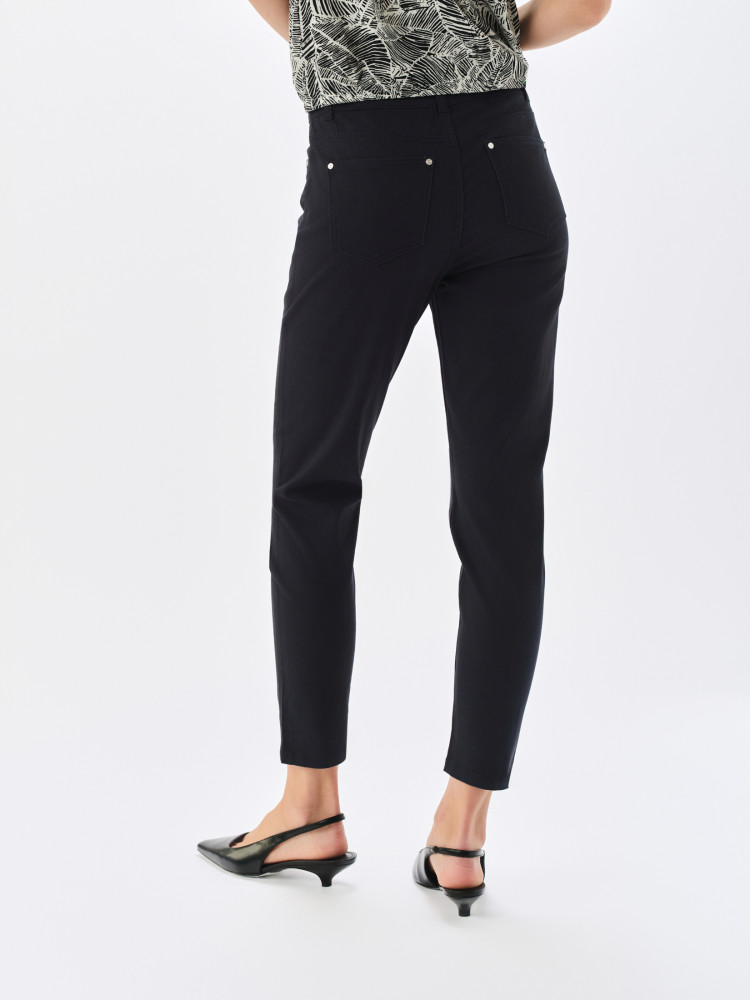 Granatowe spodnie typu rurki