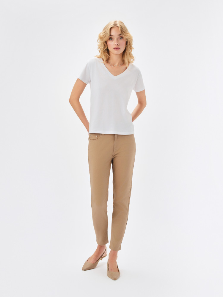 Beżowe spodnie typu rurki 