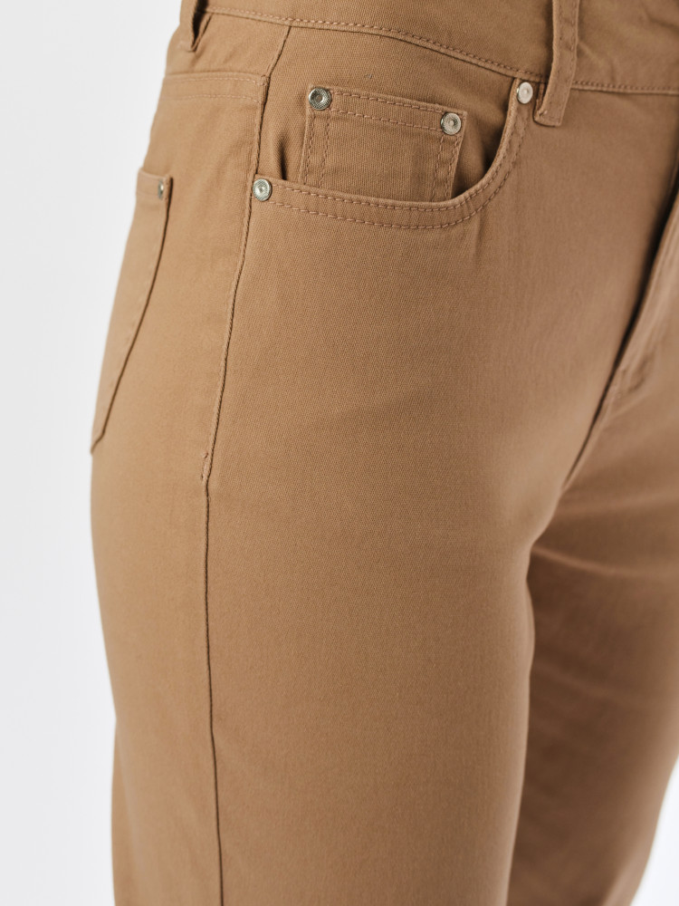 Beżowe spodnie typu rurki 