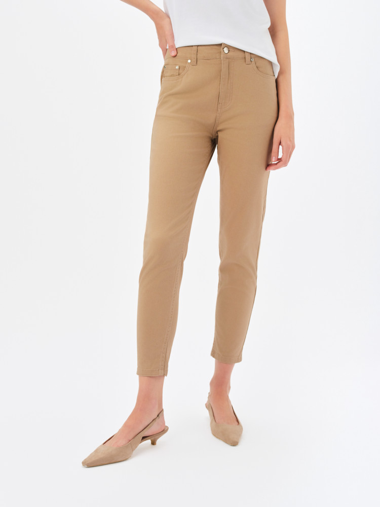 Beżowe spodnie typu rurki 