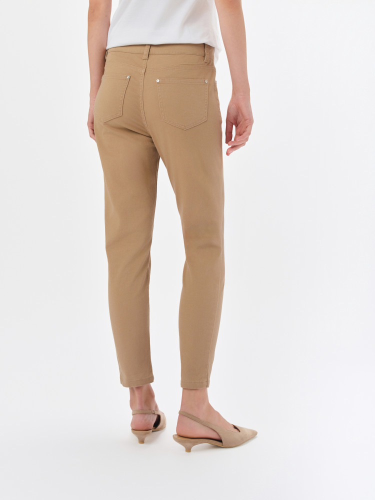 Beżowe spodnie typu rurki 