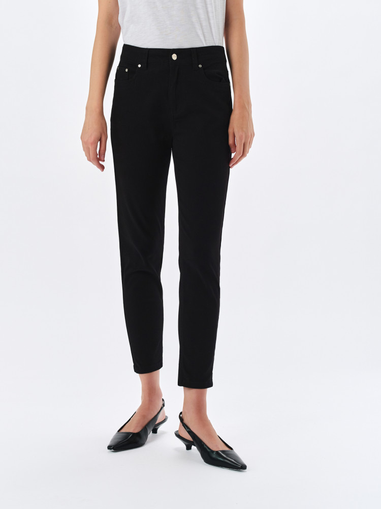 Czarne spodnie typu rurki 