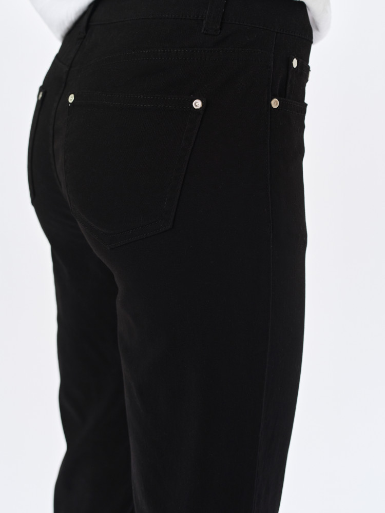 Czarne spodnie typu rurki 