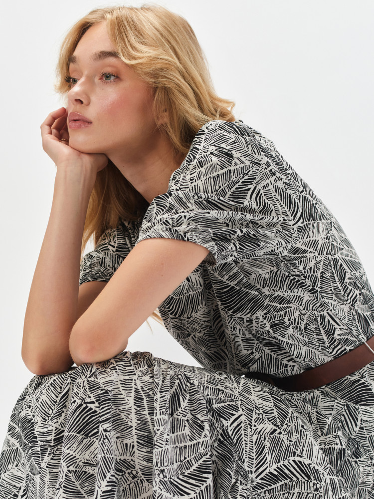 Wzorzysta sukienka z paskiem w talii 