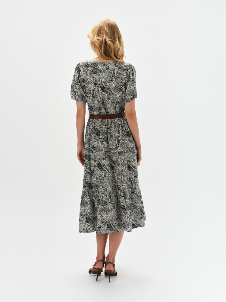 Wzorzysta sukienka z paskiem w talii 