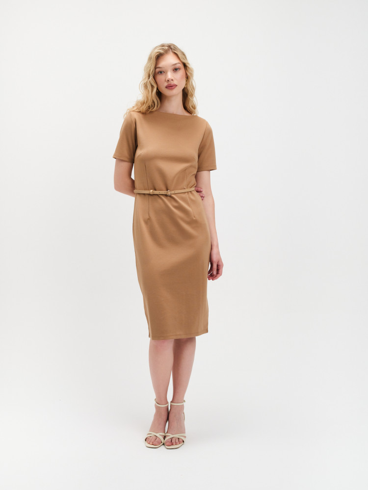 Sukienka midi o prostym kroju 