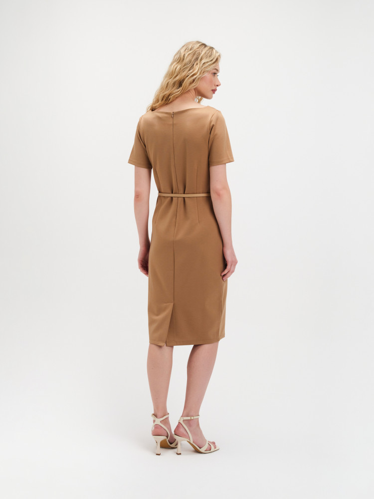 Sukienka midi o prostym kroju 