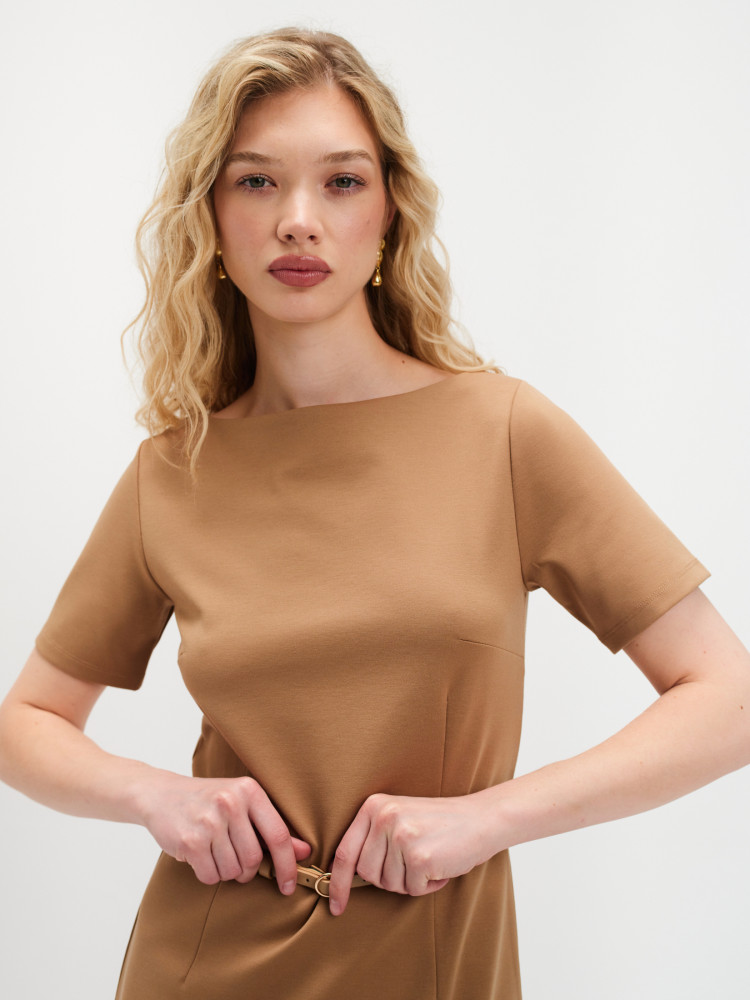 Sukienka midi o prostym kroju 