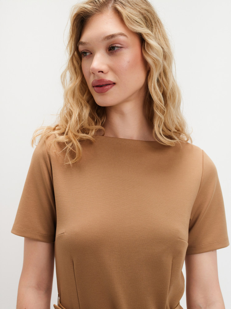 Sukienka midi o prostym kroju 