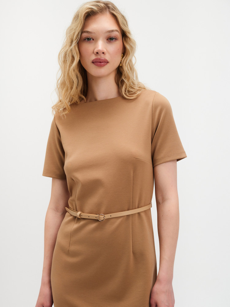 Sukienka midi o prostym kroju 