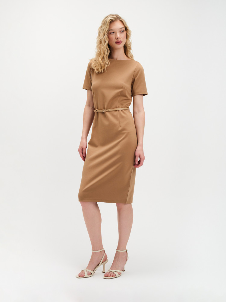 Sukienka midi o prostym kroju 