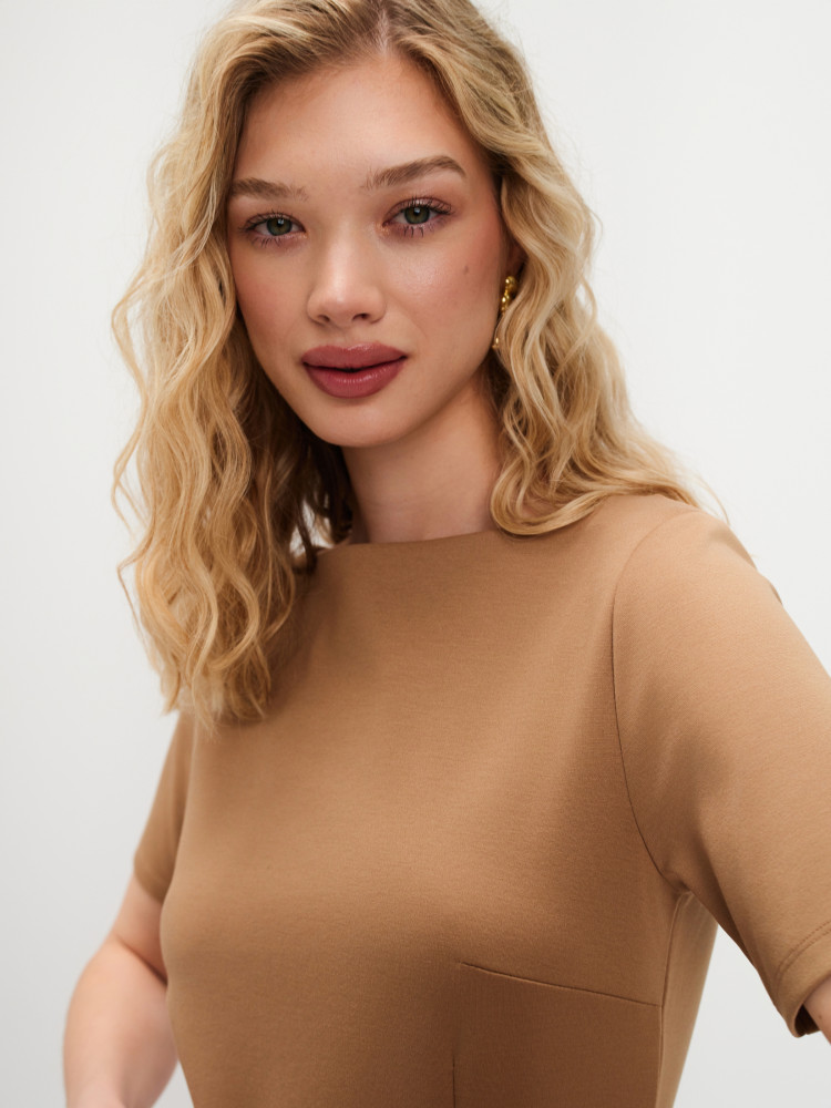 Sukienka midi o prostym kroju 