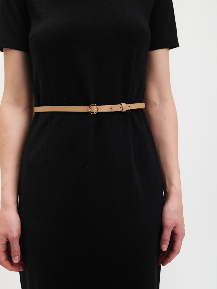 Czarna sukienka midi o prostym kroju 