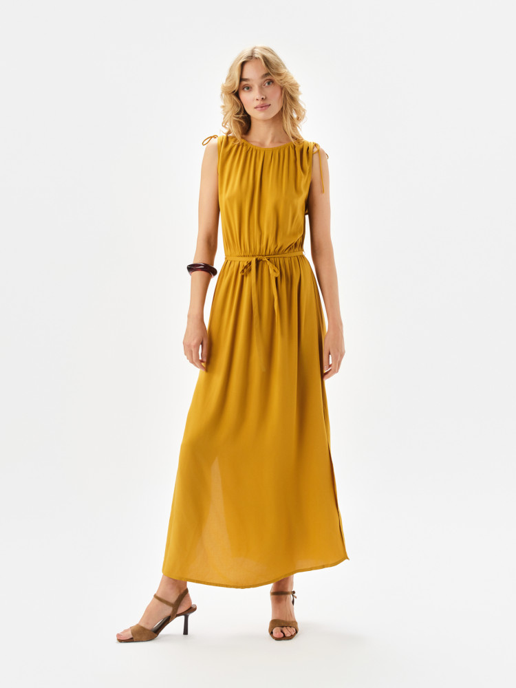 Długa sukienka z paskiem w talii 