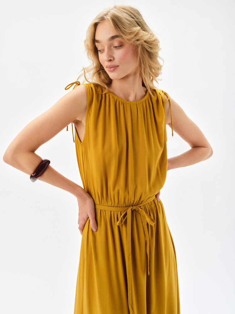 Długa sukienka z paskiem w talii 