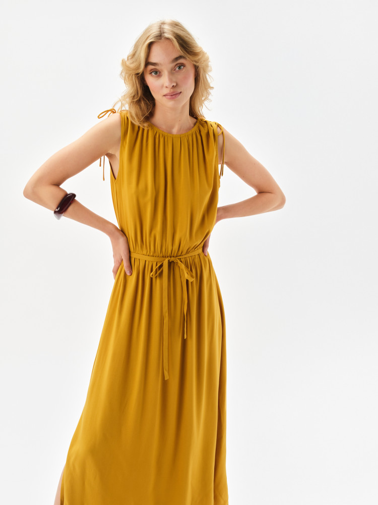 Długa sukienka z paskiem w talii 