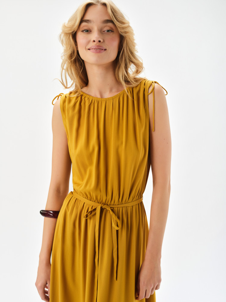 Długa sukienka z paskiem w talii 