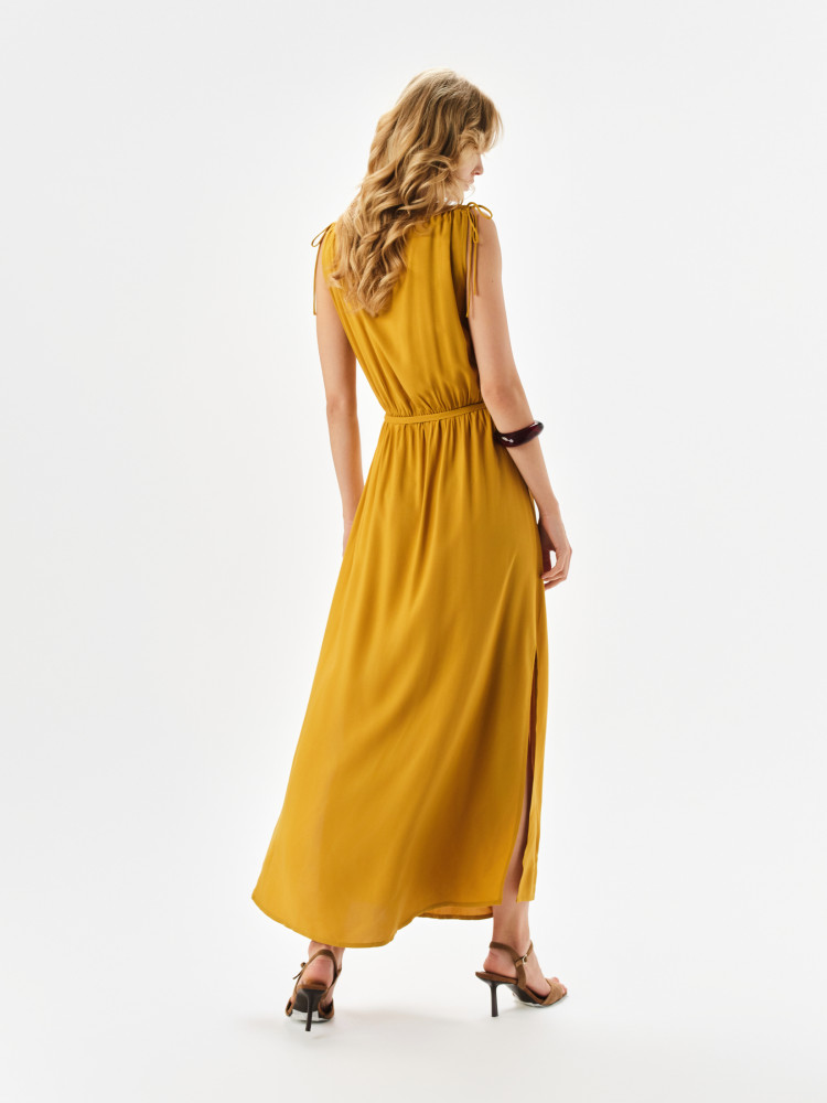 Długa sukienka z paskiem w talii 