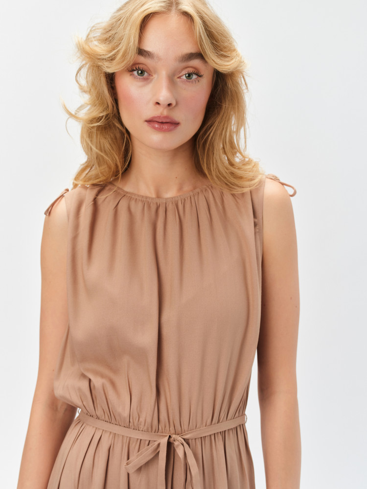 Długa beżowa sukienka z paskiem w talii 