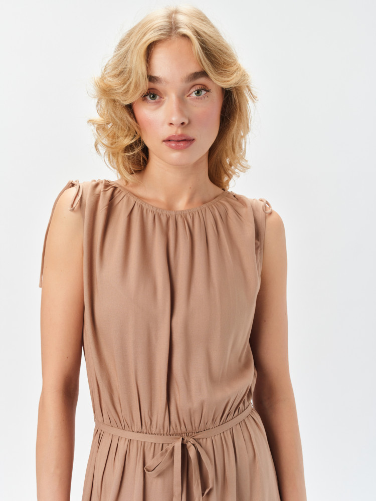 Długa beżowa sukienka z paskiem w talii 