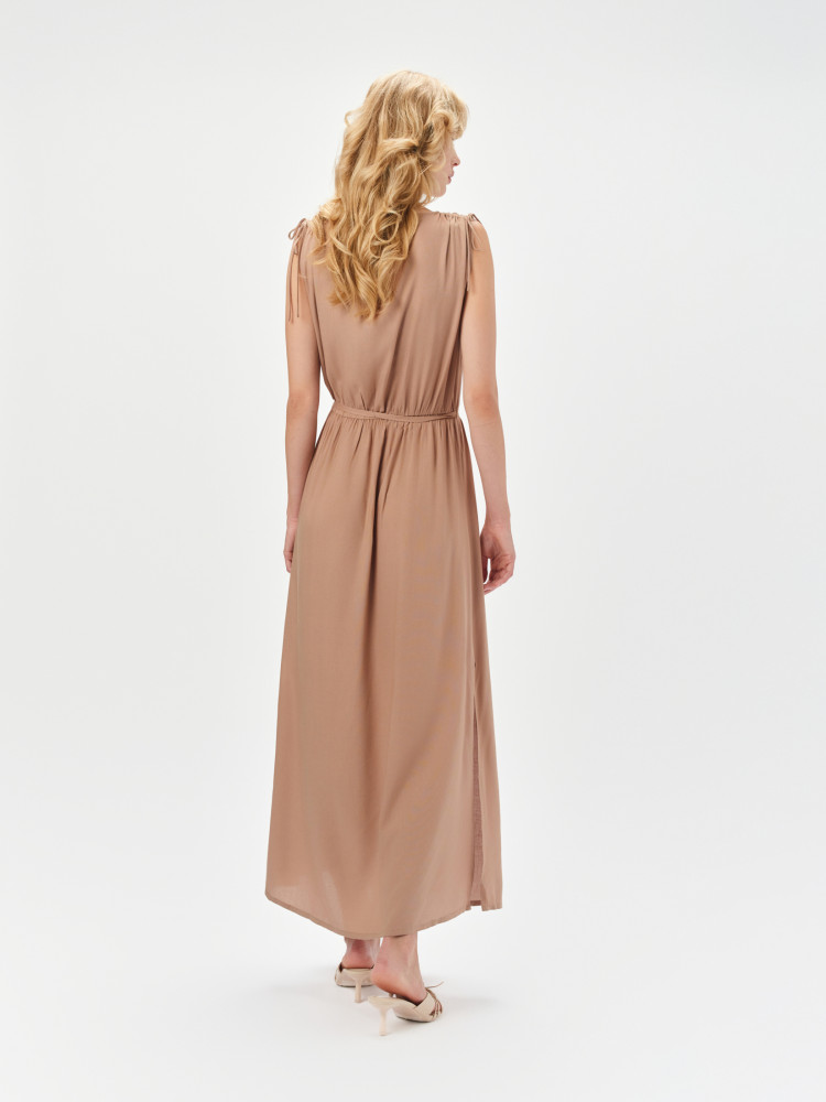 Długa beżowa sukienka z paskiem w talii 
