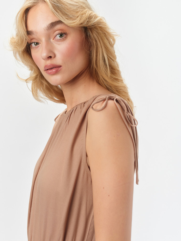 Długa beżowa sukienka z paskiem w talii 