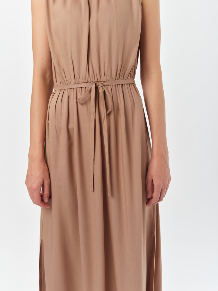 Długa beżowa sukienka z paskiem w talii 