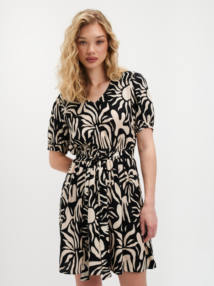 Czarno-biała sukienka z printem 