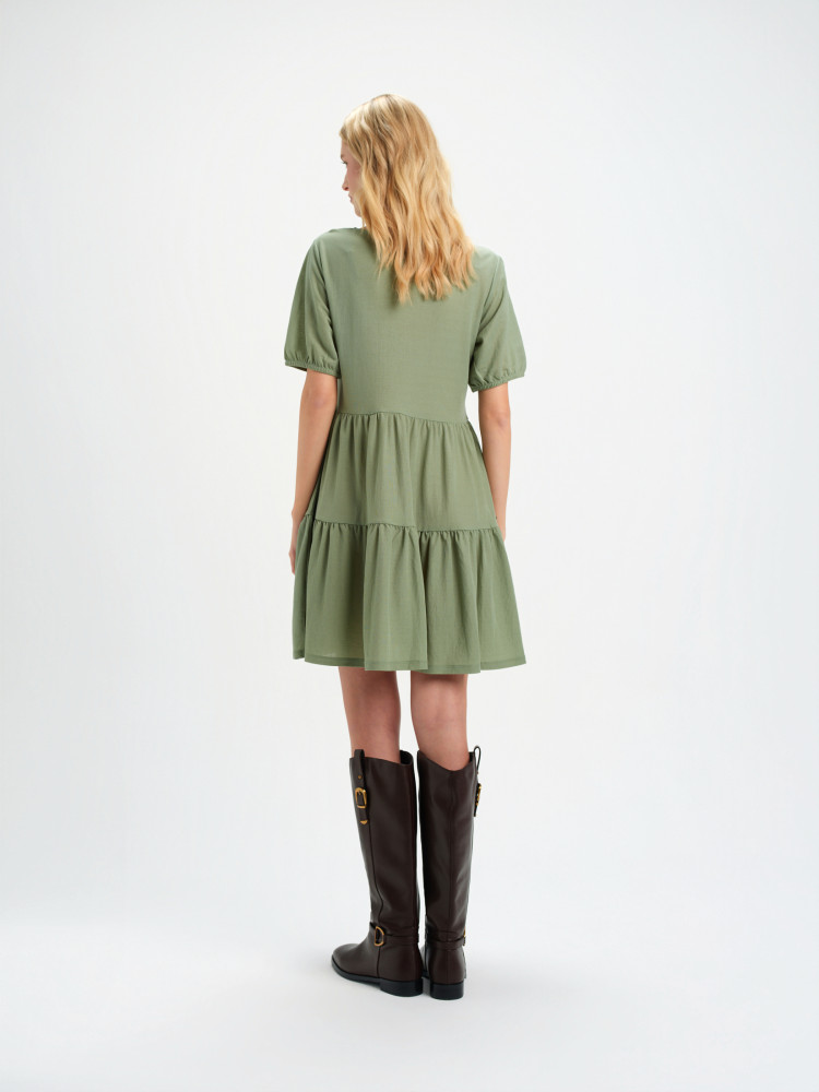 Oliwkowa sukienka z falbanką u dołu 