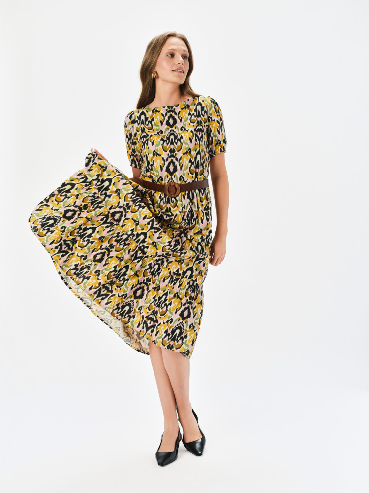 Wzorzysta sukienka z paskiem w talii 