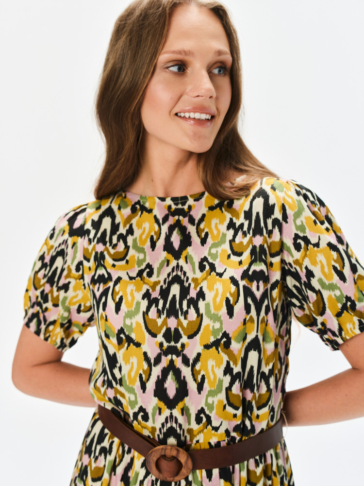 Wzorzysta sukienka z paskiem w talii 