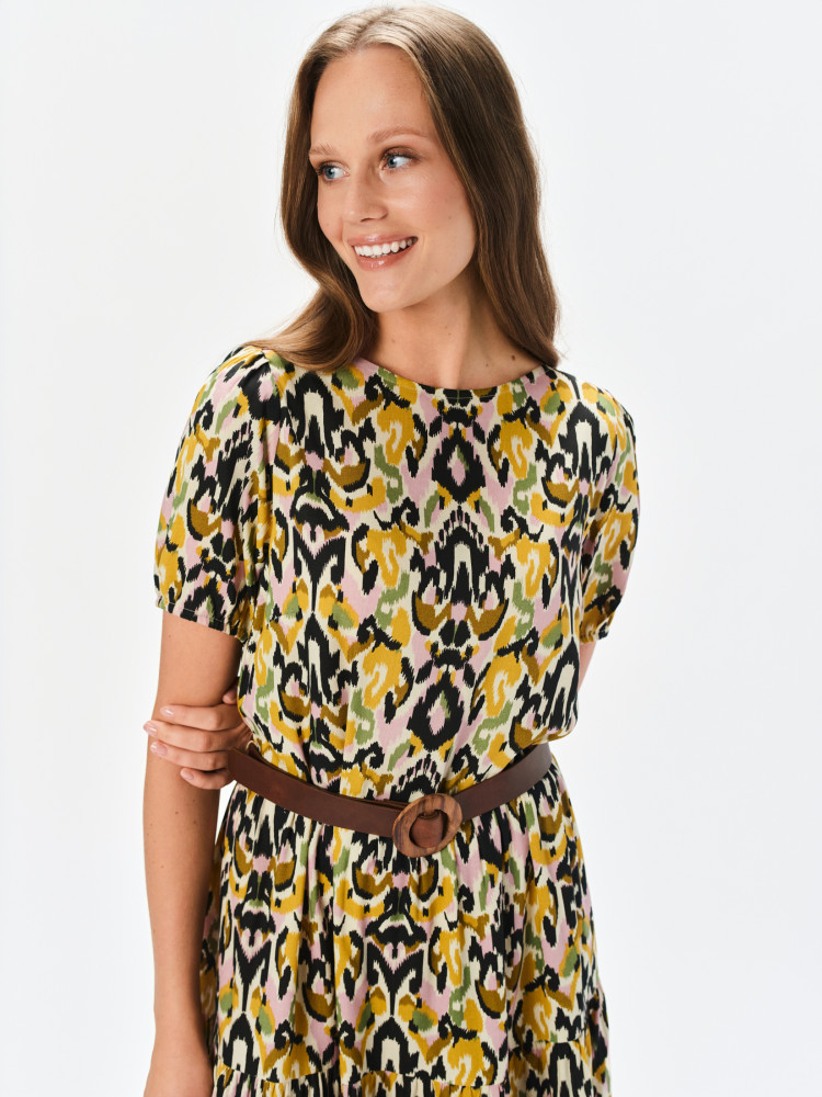 Wzorzysta sukienka z paskiem w talii 