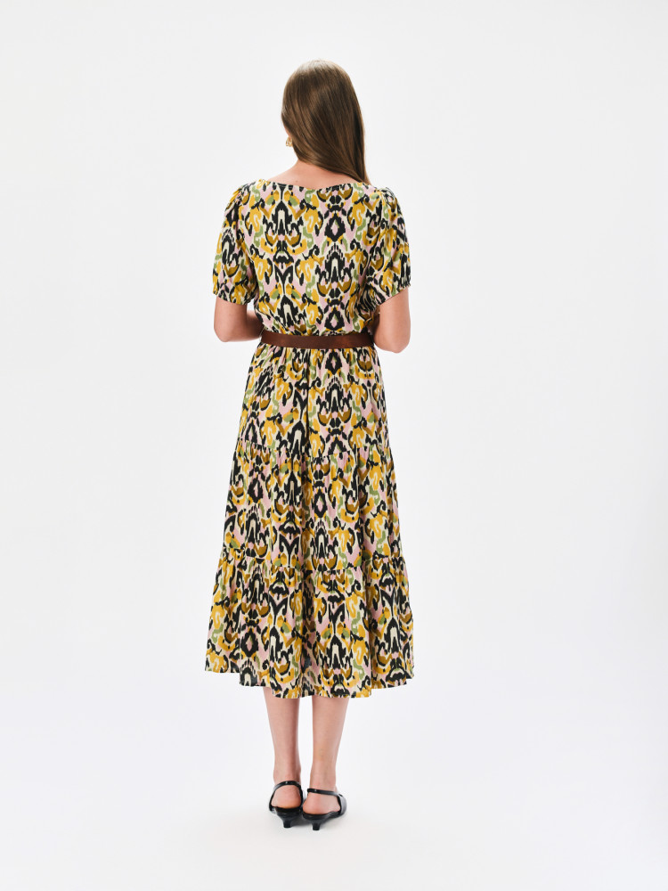 Wzorzysta sukienka z paskiem w talii 