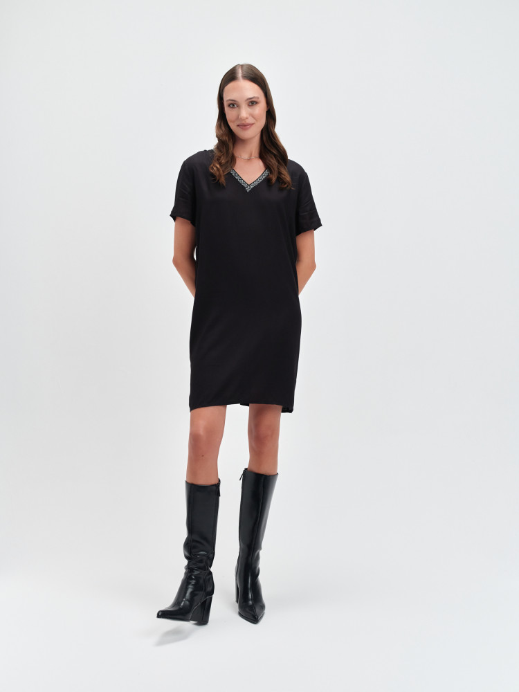 Tkaninowa sukienka z wycięciem na plecach 