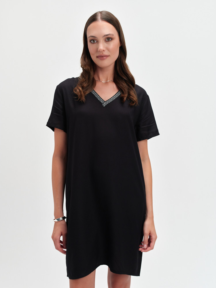 Tkaninowa sukienka z wycięciem na plecach 