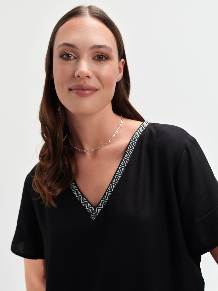 Tkaninowa sukienka z wycięciem na plecach 